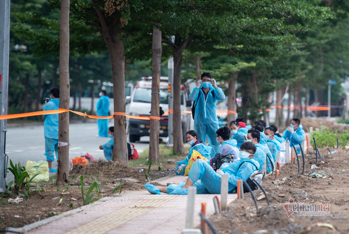 Cả ngày 14/7, TP.HCM thêm 2.229 bệnh nhân. Ở đợt dịch thứ 4 (từ ngày 29/4), địa phương đã ghi nhận hơn 20.400 trường hợp, có 119 ca tử vong. (Bên ngoài có hàng trăm bệnh nhân đang đợi để được vào khu cách ly)