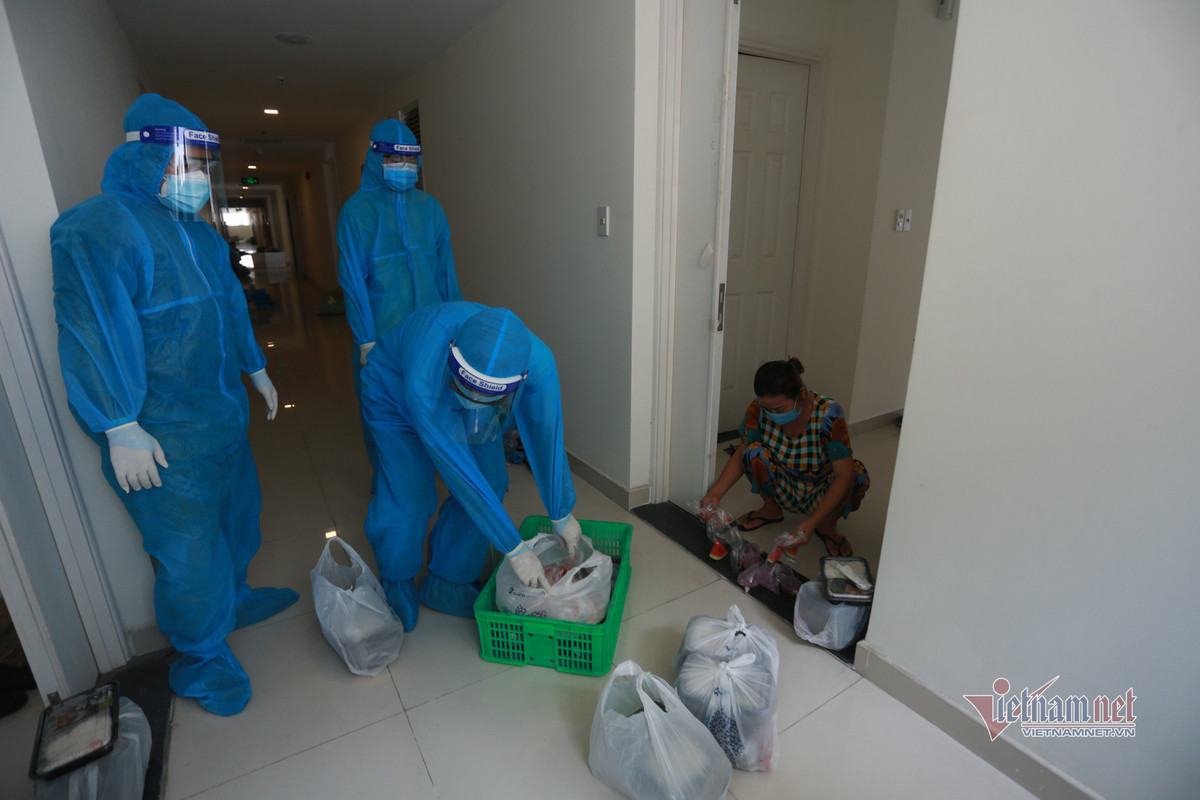 Các phần ăn cơ bản có cơm, canh, món xào, thịt và trái cây, nước uống.