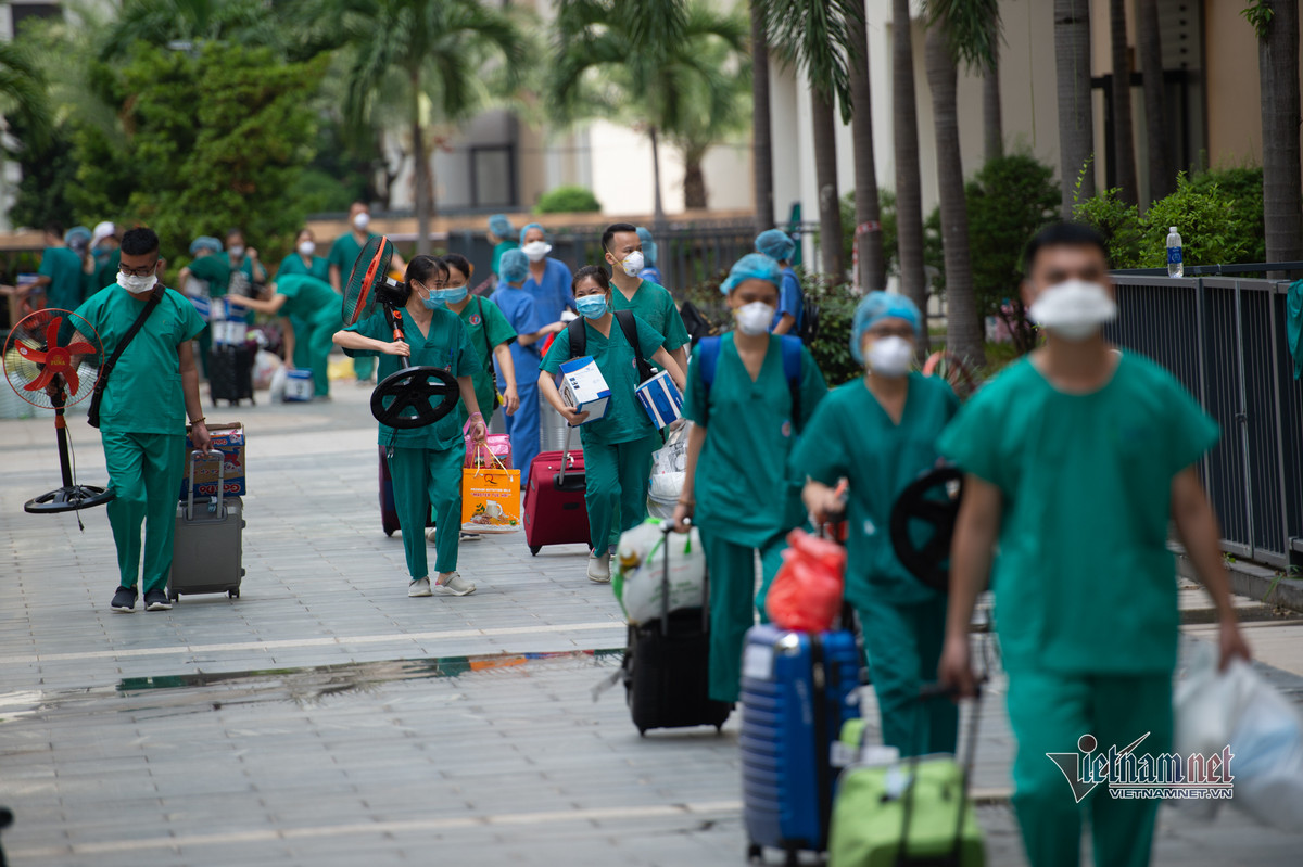 Khu tái định cư Thủ Thiêm (phường An Khánh, TP Thủ Đức) vốn là các tòa chung cư bỏ hoang trong 5 năm qua. Sau 3 ngày, hàng nghìn F0 nhanh chóng lấp đầy các dãy nhà. Có 3 khu nhà tái định cư với hơn 2.600 căn hộ được dùng làm bệnh viện dã chiến và khu cách ly tập trung. (Bác bác sĩ nhanh chóng vận chuyển đồ đạc vào khu cách ly)