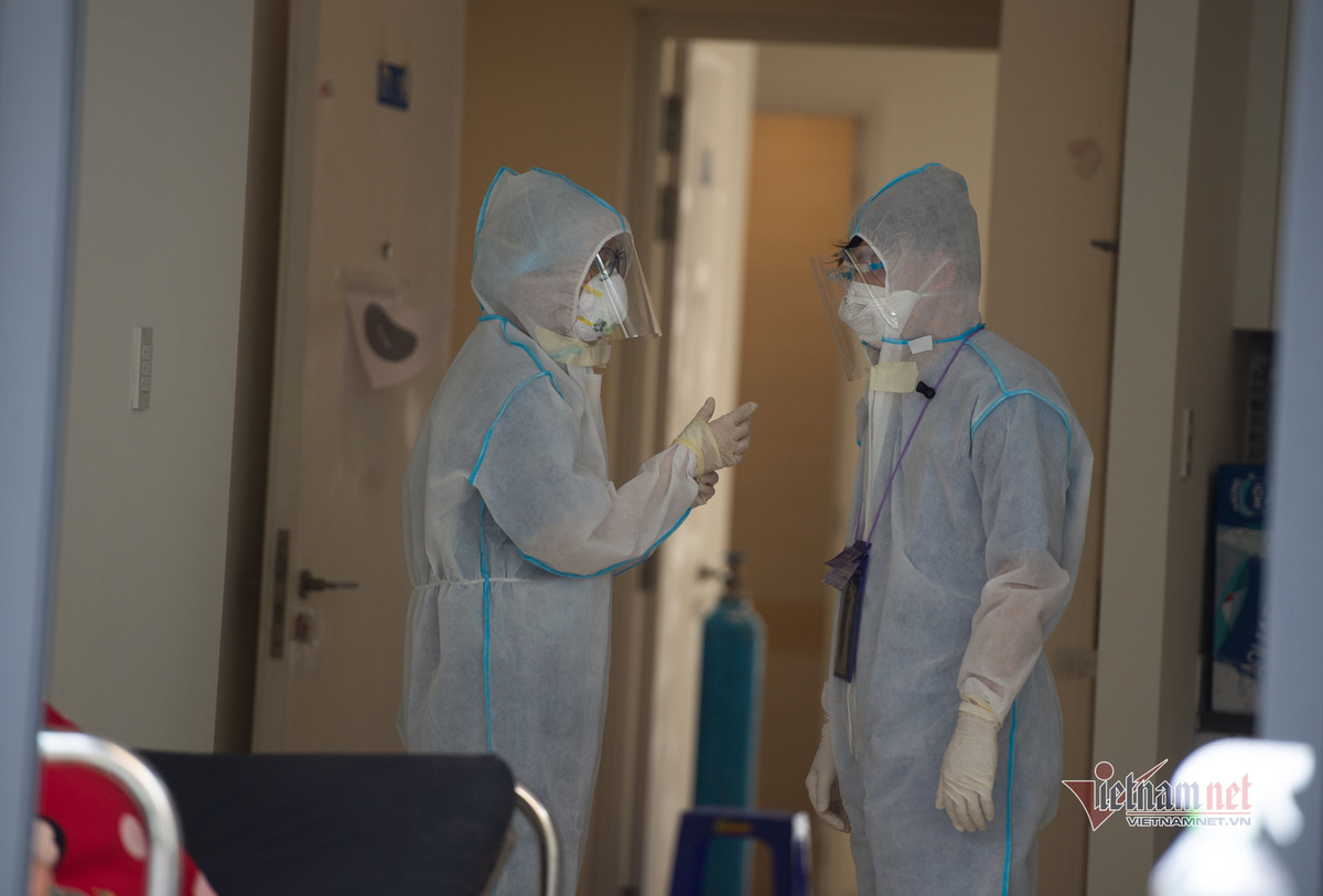 Nhân viên y tế trao đổi khi theo dõi một ca Covid-19 ở phòng cấp cứu.