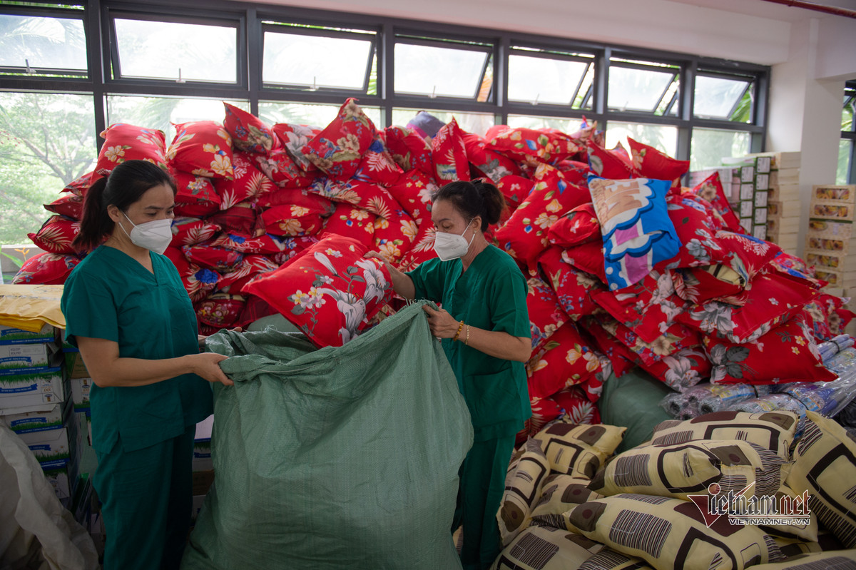 Trong đó, khu R4, R5 có 11 block chung cư với 1.570 căn hộ sẽ được sử dụng làm khu cách ly tập trung. Khu D07 với 1.080 căn hộ được sử dụng làm bệnh viện dã chiến thu dung và điều trị bệnh nhân dương tính nCoV. (Hàng nghìn chiếc gối, giường được cung ứng cho các F0 đang điều trị ở các tầng chung cư)