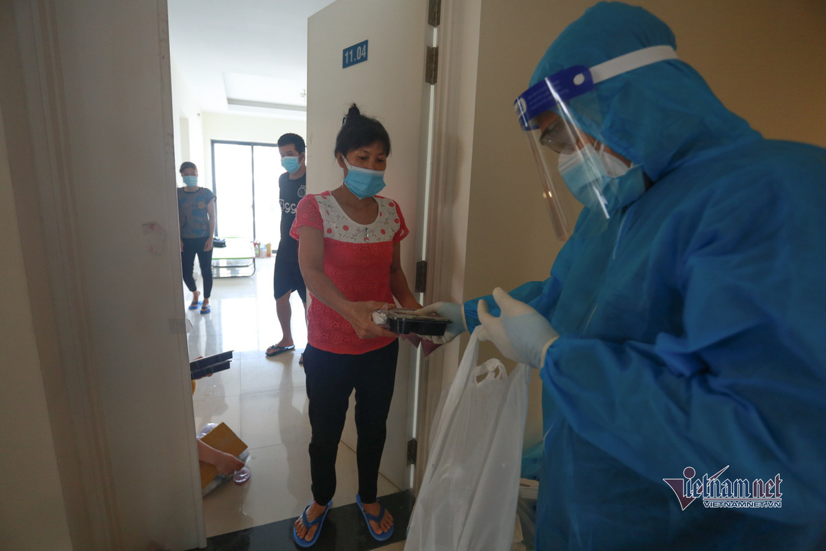 Những suất cơm được chuyển đến bệnh nhân đang điều trị trong phòng