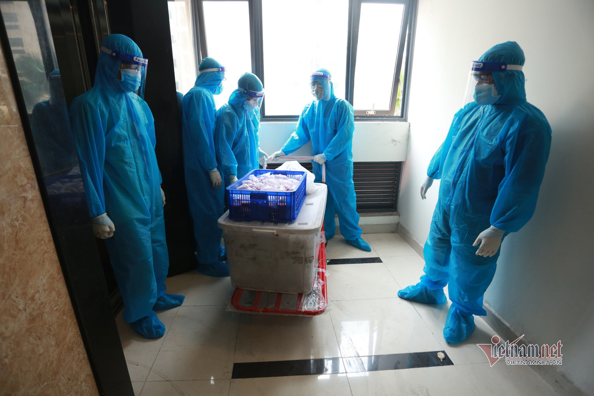 Gần 100 dân quân tự vệ phụ trách việc vận chuyển cơm, nước uống lên các phòng từ lầu 3 tới lầu 14 cho các bệnh nhân