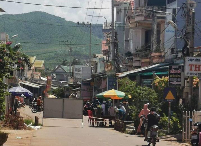 Dang cach ly, thanh nien van di an gio, tham ban gai... va duong tinh SARS-CoV-2