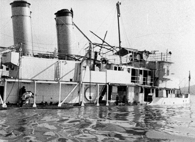 Vụ việc làm hai thủy thủ và một hành khách là công dân Mỹ đã thiệt mạng, ngoài ra còn có 11 thuyền viên bị thương nặng.