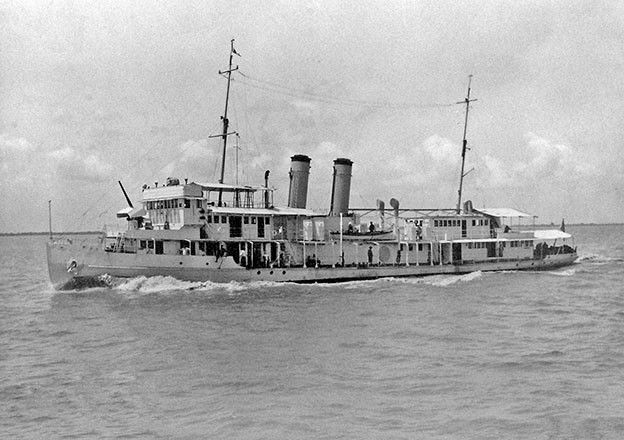 Con tàu Mỹ, giữ vị trí trung lập trong xung đột Trung – Nhật, khi đó đang hộ tống tàu sơ tán người Mỹ và ba xà lan của hãng Standard Oil rời khỏi Nam Kinh, thủ đô đang bị chiến tranh tàn phá của Trung Quốc