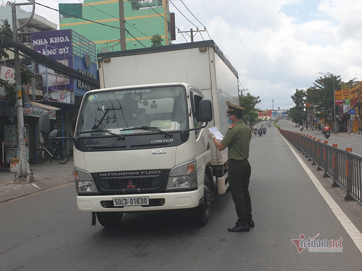 Một xe tải lưu thông từ quận 12 vào Gò Vấp được cảnh sát kiểm tra giấy thông hành. Tài xế xuất trình giấy tờ chứng nhận hợp lệ nên được cho qua