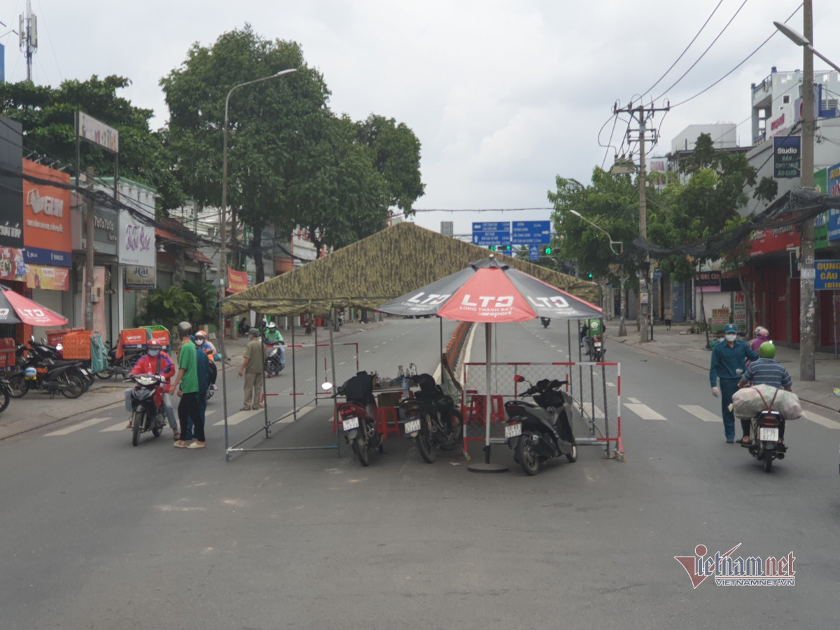 Chốt kiểm soát trên đường Quang Trung, cả hai hướng ra vào quận Gò Vấp đều có lực lượng chức năng chốt chặn