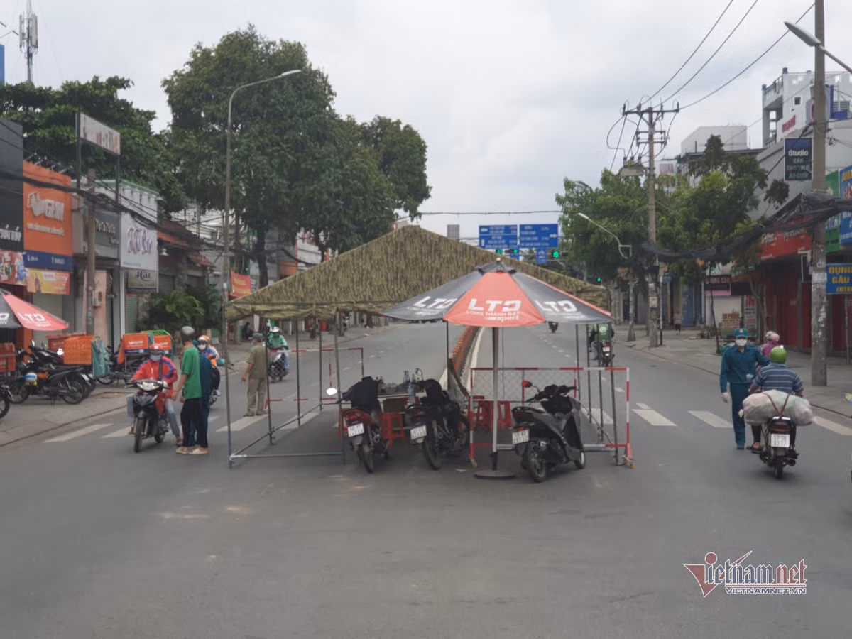 Chốt kiểm soát trên đường Quang Trung, cả hai hướng ra vào quận Gò Vấp đều có lực lượng chức năng chốt chặn