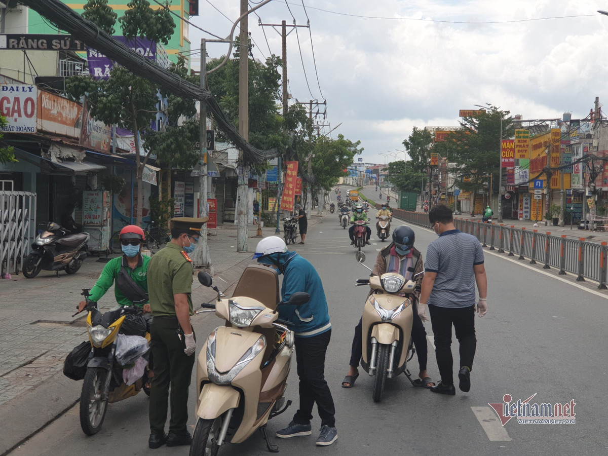 Đến ngày 13/7, nhiều chốt tại các quận/huyện được di dời, không kiểm tra người dân nữa.