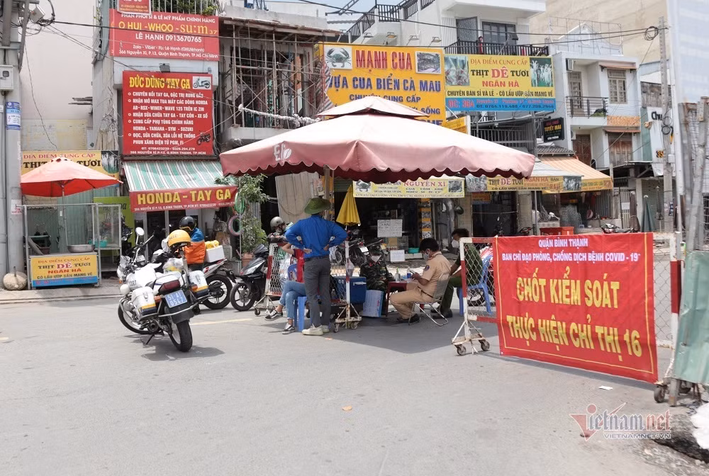 Chốt kiểm soát trên đường Nguyễn Xí, quận Bình Thạnh