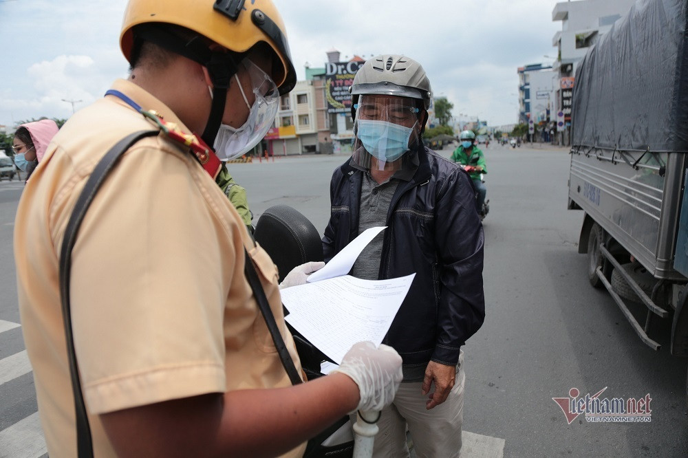 Tại quận Bình Thạnh, trên đường Nguyễn Xí, Phan Văn Trị cũng được lập chốt kiểm soát người đi đường. Lực lượng chức năng gồm CSGT, Quân đội, tình nguyện viên… đã thay phiên nhau kiểm tra giấy tờ người dân, không kiểm tra giấy xét nghiệm Covid-19. Những ai không có giấy tờ do công ty nơi làm việc cấp, hoặc không có lý do chính đáng đều được yêu cầu quay đầu.