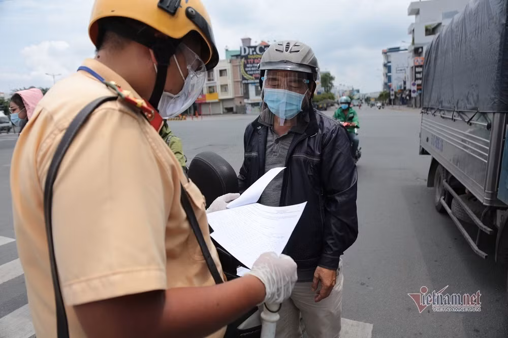 Tại quận Bình Thạnh, trên đường Nguyễn Xí, Phan Văn Trị cũng được lập chốt kiểm soát người đi đường. Lực lượng chức năng gồm CSGT, Quân đội, tình nguyện viên… đã thay phiên nhau kiểm tra giấy tờ người dân, không kiểm tra giấy xét nghiệm Covid-19. Những ai không có giấy tờ do công ty nơi làm việc cấp, hoặc không có lý do chính đáng đều được yêu cầu quay đầu.