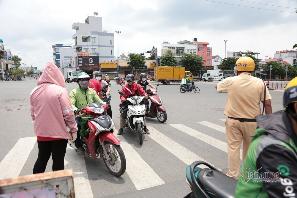 Cụ thể, lực lượng chức năng linh động kiểm tra người dân ra đường theo xác suất ngẫu nhiên. Bất cứ người dân nào cũng có thể bị yêu cầu dừng lại để kiểm tra giấy tờ, xem ra đường có thật sự cần thiết hay không.