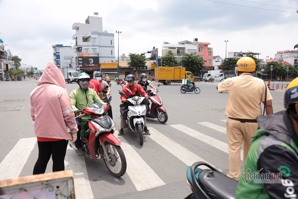 Cụ thể, lực lượng chức năng linh động kiểm tra người dân ra đường theo xác suất ngẫu nhiên. Bất cứ người dân nào cũng có thể bị yêu cầu dừng lại để kiểm tra giấy tờ, xem ra đường có thật sự cần thiết hay không.