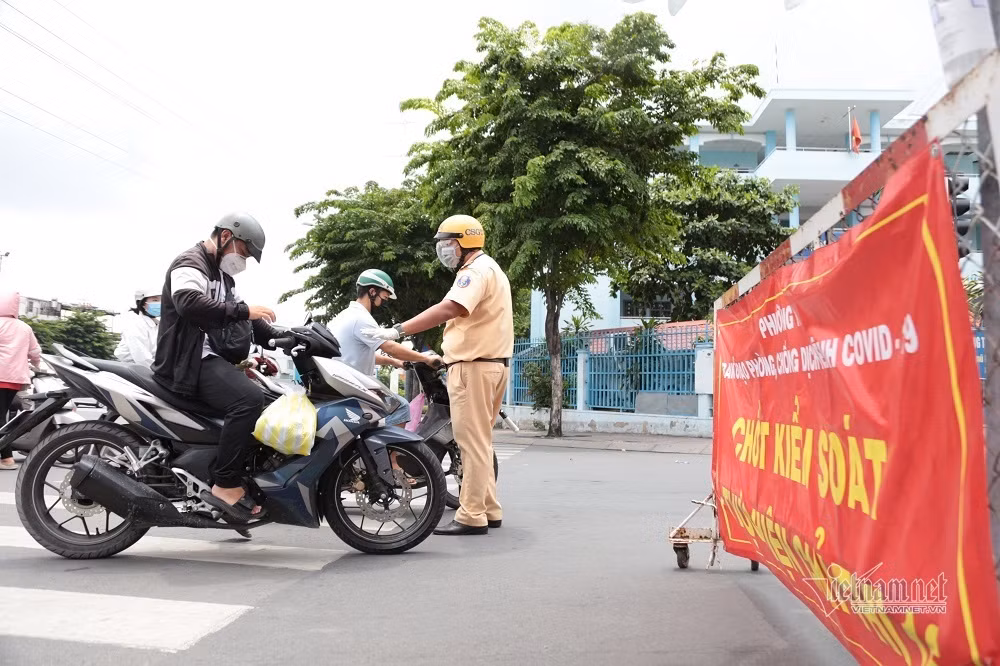 Ngày 15/7, nhiều chốt kiểm soát dịch Covid-19 tại các quận/huyện ở TP.HCM được tái khởi động sau 2 ngày tạm dừng. Theo ghi nhận tại quận Gò Vấp, 12 chốt kiểm soát tại các cửa ngõ ra vào địa phương đã được khởi động lại. Nếu trước đây, lực lượng chức năng đặt rào chắn ngăn đường và kiểm tra tất cả phương tiện ra vào địa bàn thì nay chốt kiểm soát hoạt động theo hướng mở hơn.