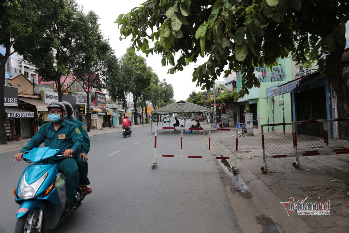 Từ 9/7, TP.HCM thực hiện gian giãn cách xã hội theo Chỉ thị 16. Chính quyền TP đã lập 323 chốt kiểm soát phương tiện, trong đó có 12 chốt kiểm soát tại vị trí giáp ranh với các tỉnh do Công an TP chủ trì; 311 chốt do quận, huyện chủ trì.