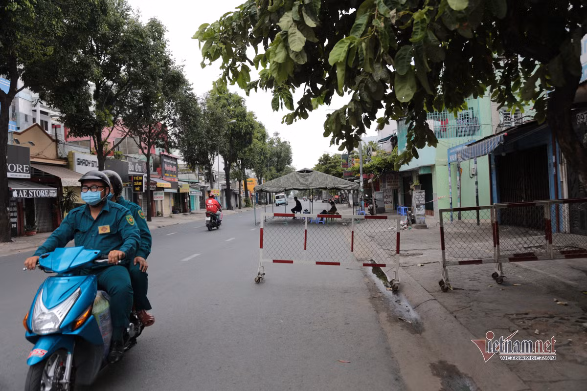 Từ 9/7, TP.HCM thực hiện gian giãn cách xã hội theo Chỉ thị 16. Chính quyền TP đã lập 323 chốt kiểm soát phương tiện, trong đó có 12 chốt kiểm soát tại vị trí giáp ranh với các tỉnh do Công an TP chủ trì; 311 chốt do quận, huyện chủ trì.