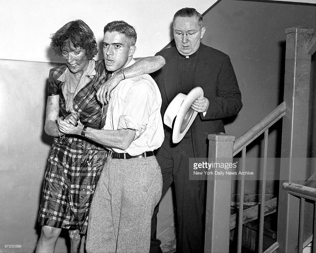 Một người phụ nữ bị thương được giải cứu.