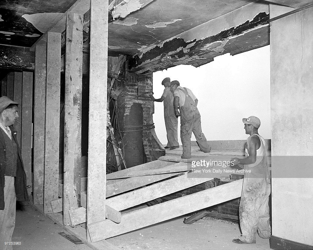 Công nhân gia cố cho phần bị phá vỡ của tòa nhà sau khi hiện trường được giải tỏa.