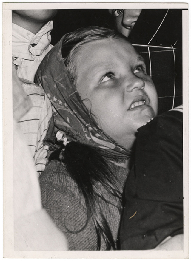 Nét mặt hoảng sợ của một bé gái thoát chết trong vụ tai nạn hi hữu.