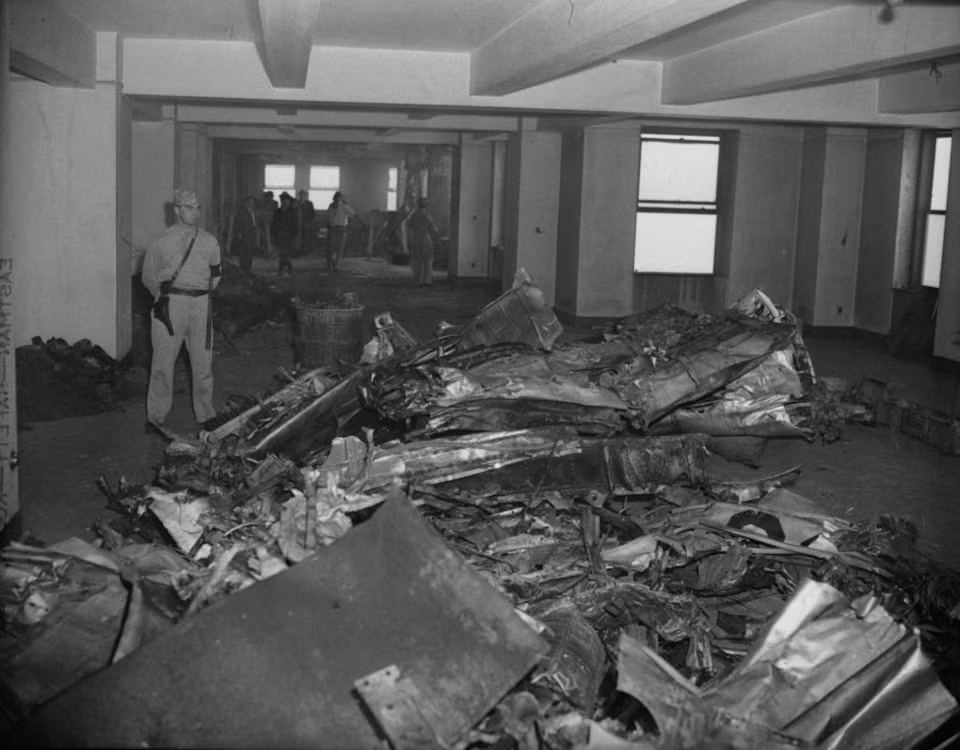 Mảnh vỡ của máy bay được tập kết tại một căn phòng.