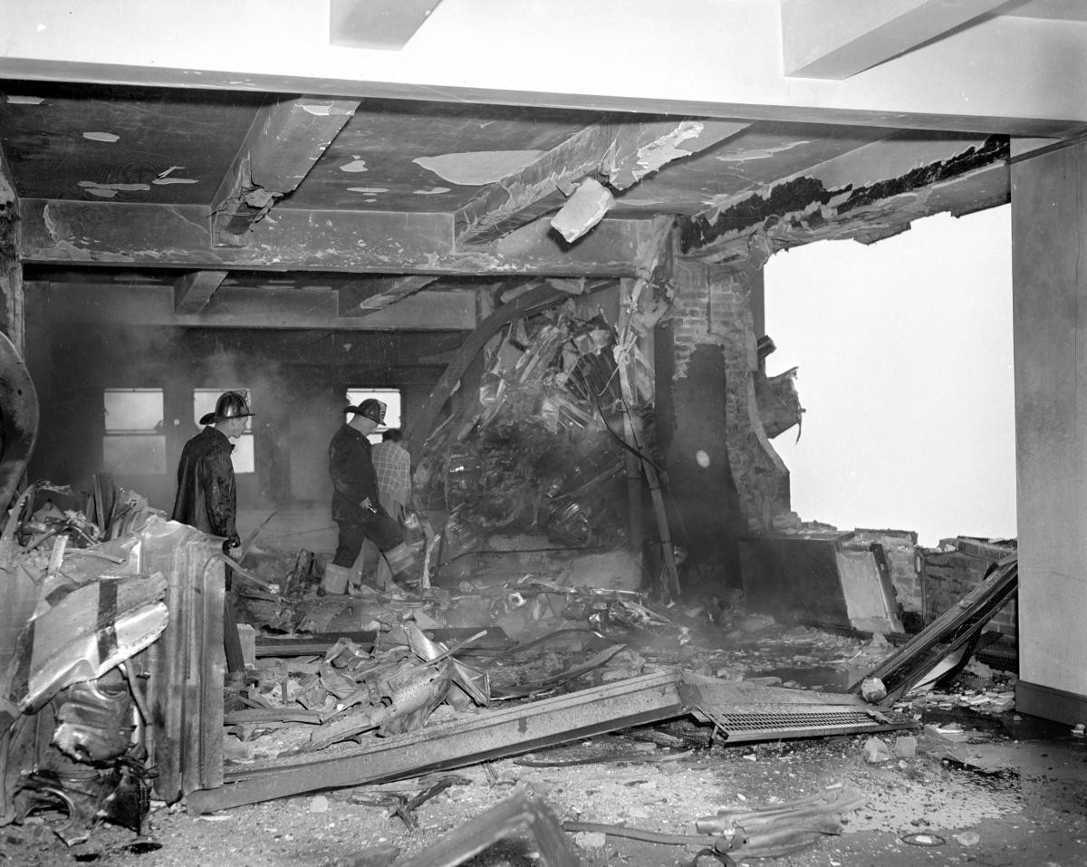 Lỗ thủng nhìn từ bên trong tòa nhà, sau khi các mảnh vỡ của máy bay đã được dọn dẹp.