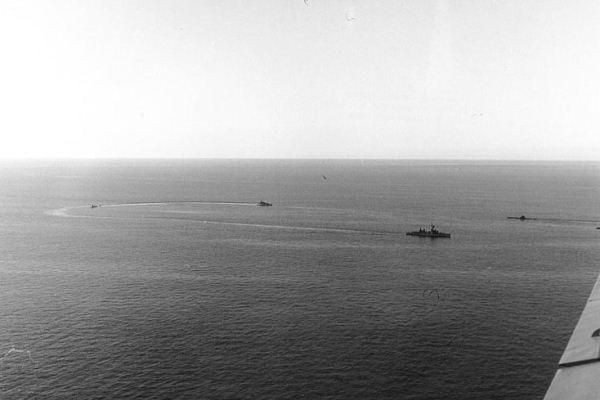 Ngày 12/4, Tổng thống John F. Kennedy đã ra lệnh treo cờ rủ trên khắp đất nước để tưởng nhớ những người đã vĩnh viễn ra đi trong thảm họa tàu ngầm này.