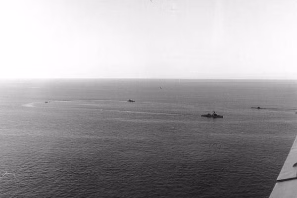 Ngày 12/4, Tổng thống John F. Kennedy đã ra lệnh treo cờ rủ trên khắp đất nước để tưởng nhớ những người đã vĩnh viễn ra đi trong thảm họa tàu ngầm này.