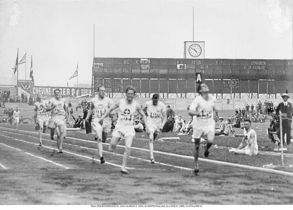 Sau lần tổ chức đẩu tiên, Olympic trải qua giai đoạn khó khăn khi nó thiếu sự ủng hộ rộng rãi và bị lu mờ bởi các hội chợ thế giới. Phải đến năm 1924, Olympic thành công thực sự đầu tiên mới được tổ chức tại Paris, với hơn 3.000 vận động viên đến từ 44 quốc gia.