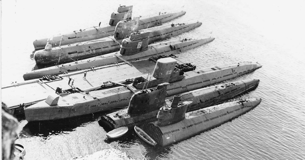 Vụ nổ cũng làm hư hại một tàu ngầm S-350 neo đậu gần đó, và gây thương vong cho nhiều người có mặt gần hiện trường, gồm các thủy thủ và công nhân.