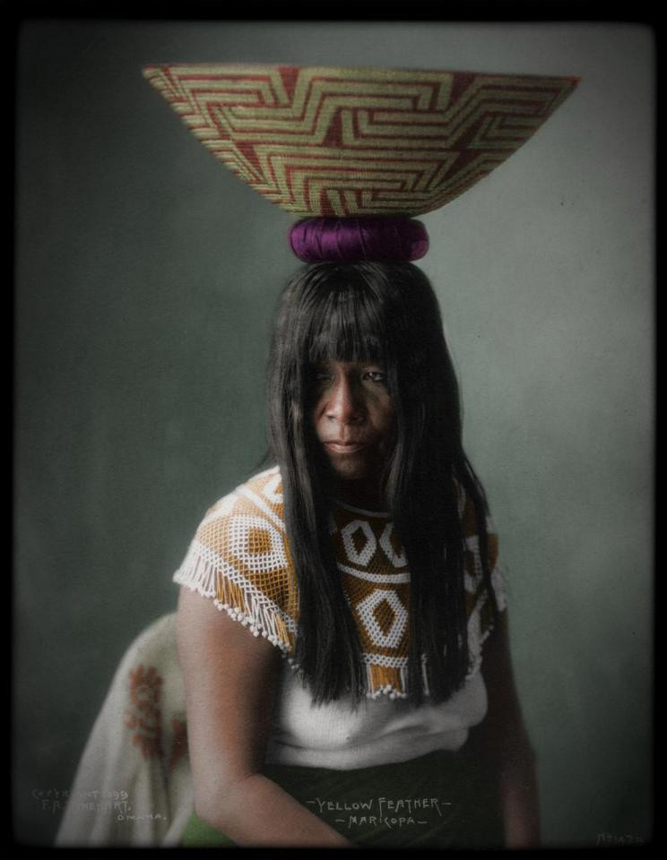 Người phụ nữ bộ tộc Maricopa đội chiếc mũ truyền thống có hình dáng rất ấn tượng.