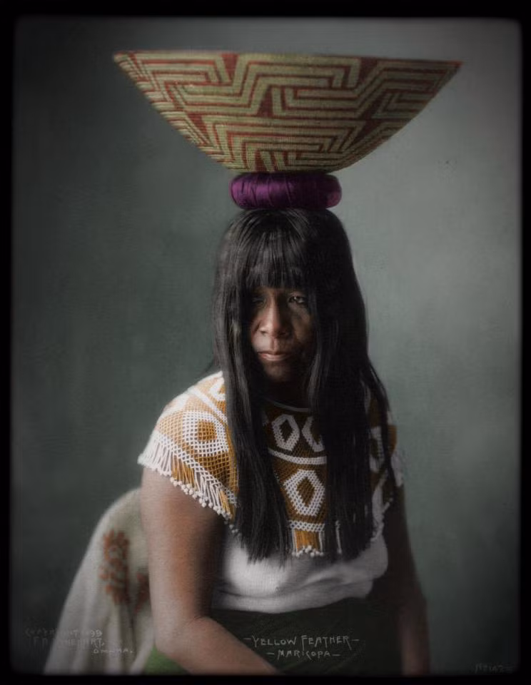 Người phụ nữ bộ tộc Maricopa đội chiếc mũ truyền thống có hình dáng rất ấn tượng.