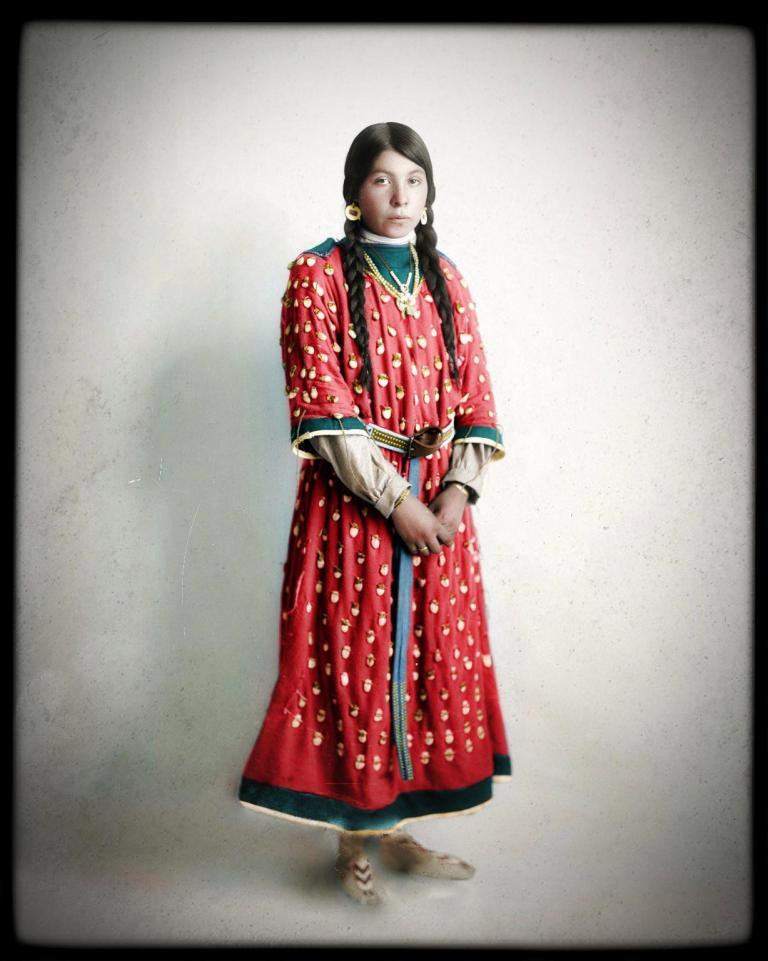 Một cô gái thuộc bộ tộc da đỏ Crow trong bức ảnh chụp vào những năm 1900.