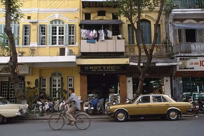 Khung cảnh đời thường ở đường Đồng Khởi, gần giao lộ với đường Mạc Thị Bưởi, trung tâm TP HCM.