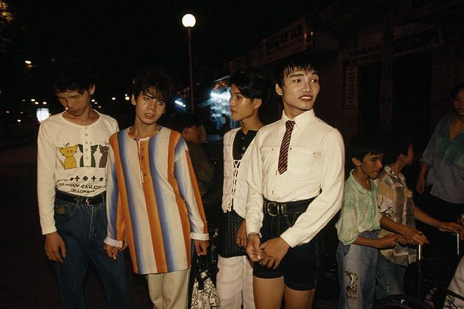 Một nhóm thanh niên thuộc giới LGBT tụ họp trên đường phố buổi tối.