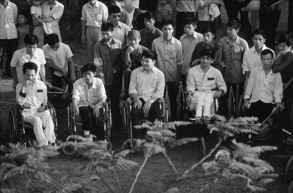 Các thương binh tập hợp để xem trận đá bóng tại một trung tâm phục hồi chức năng gần Hà Nội, Việt Nam năm 1980. Ảnh: Philip Jones Griffiths / Magnum Photos.