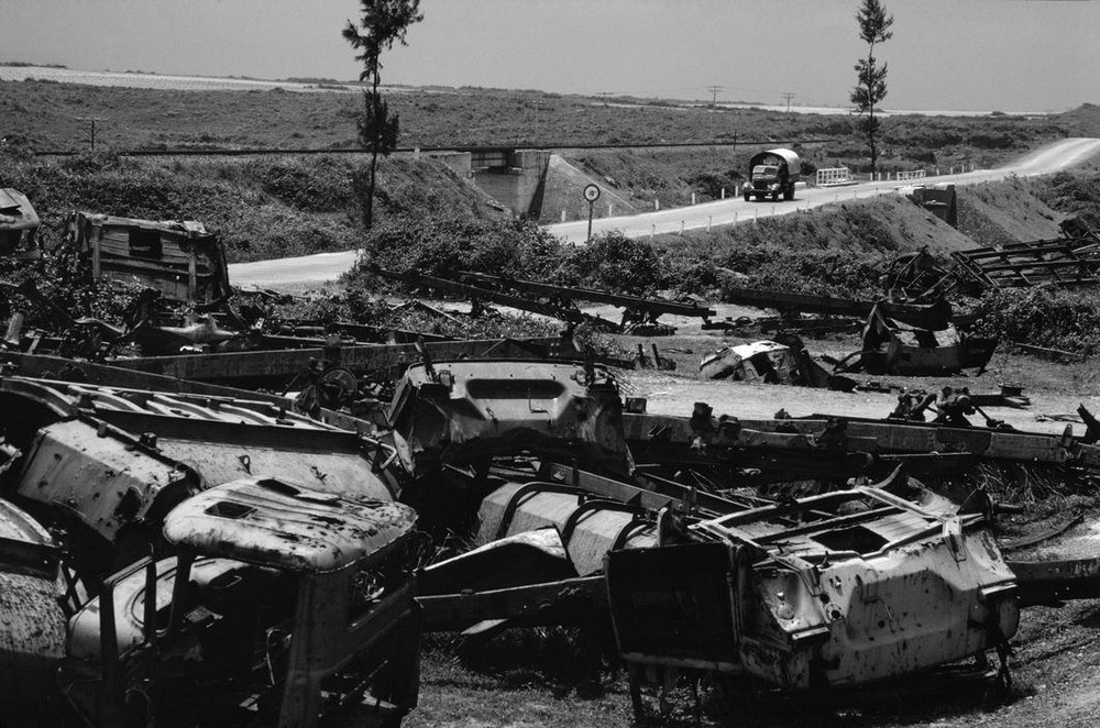 Xác xe cơ giới vẫn chất đầy ven Quốc lộ 1 trên địa phận miền Bắc sau gần 1 thập niên. Đây là tàn tích của hoạt động đánh phá đường giao thông có quy mô lớn nhất lịch sử do đế quốc Mỹ tiến hành trong cuộc chiến tranh phá hoại miền Bắc.