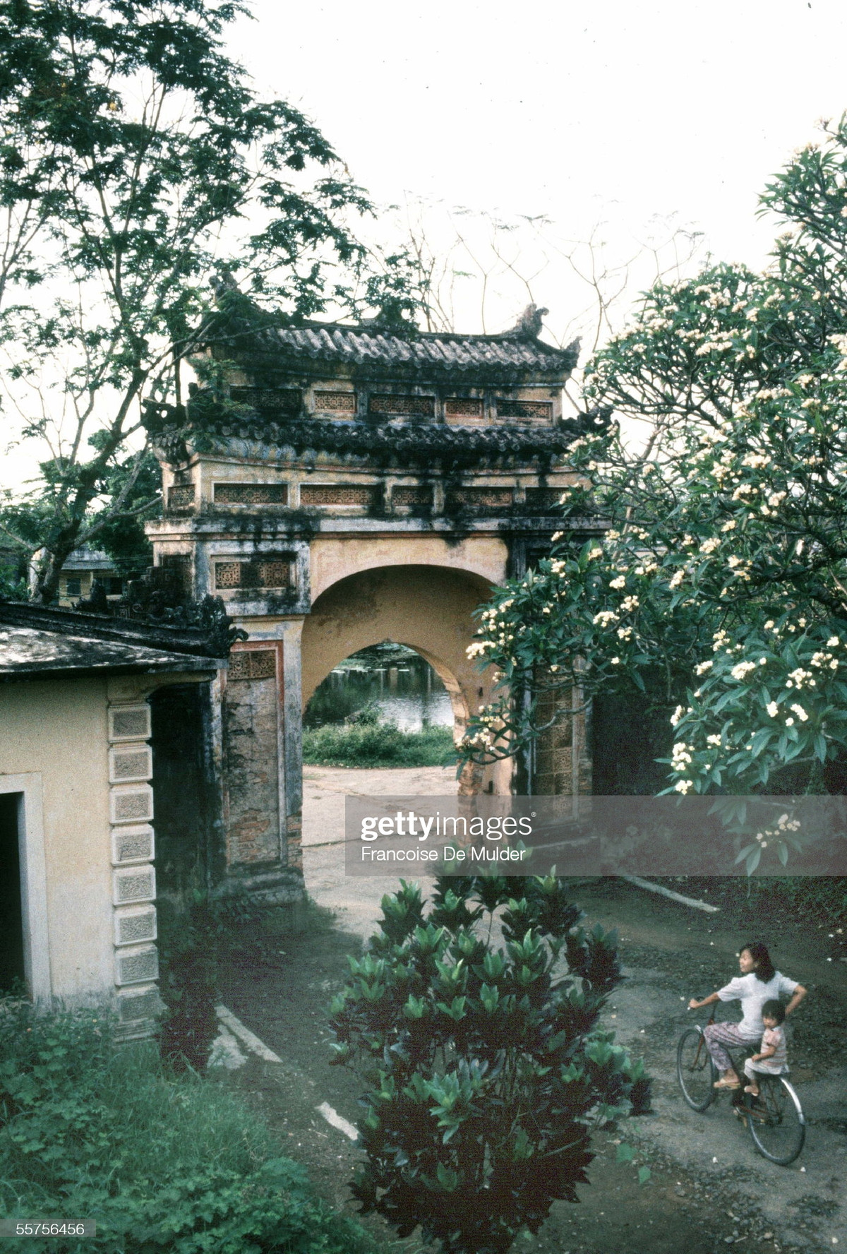 Một cánh cổng xưa ở khu Hoàng thành.