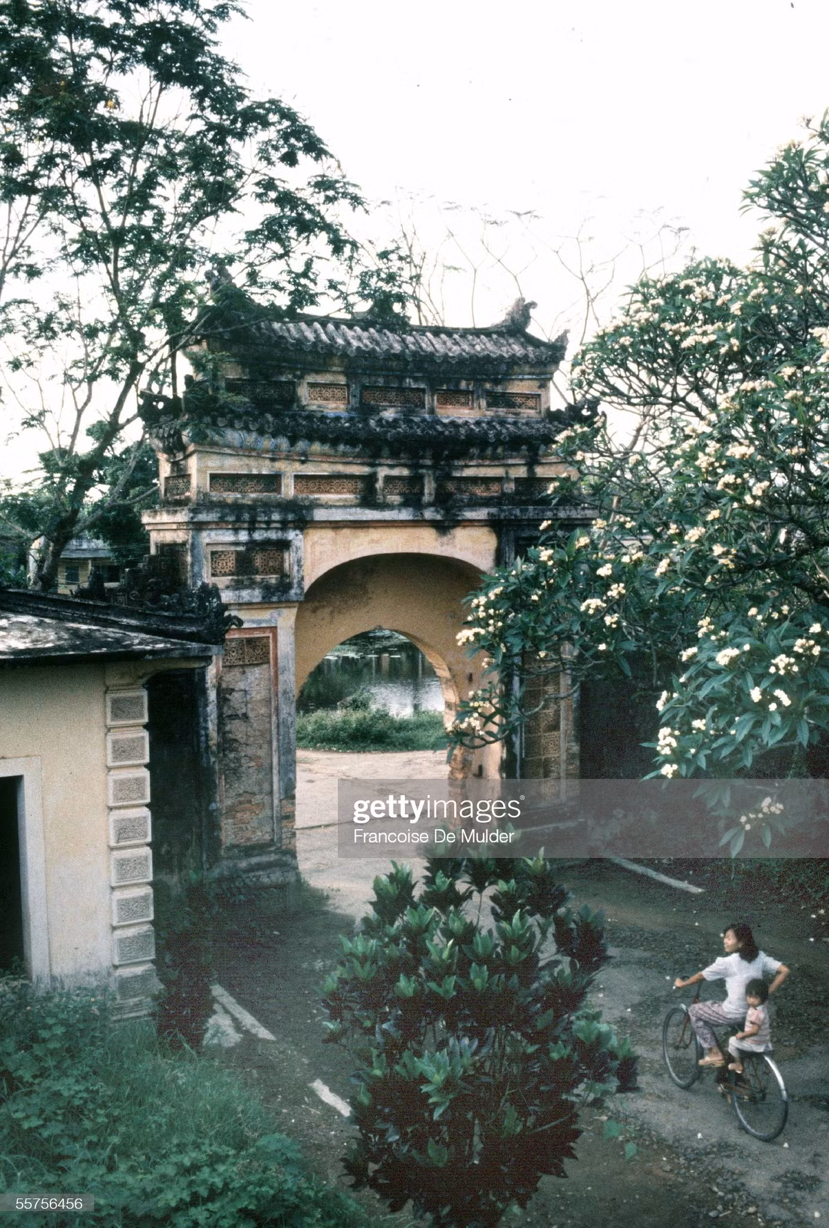 Một cánh cổng xưa ở khu Hoàng thành.