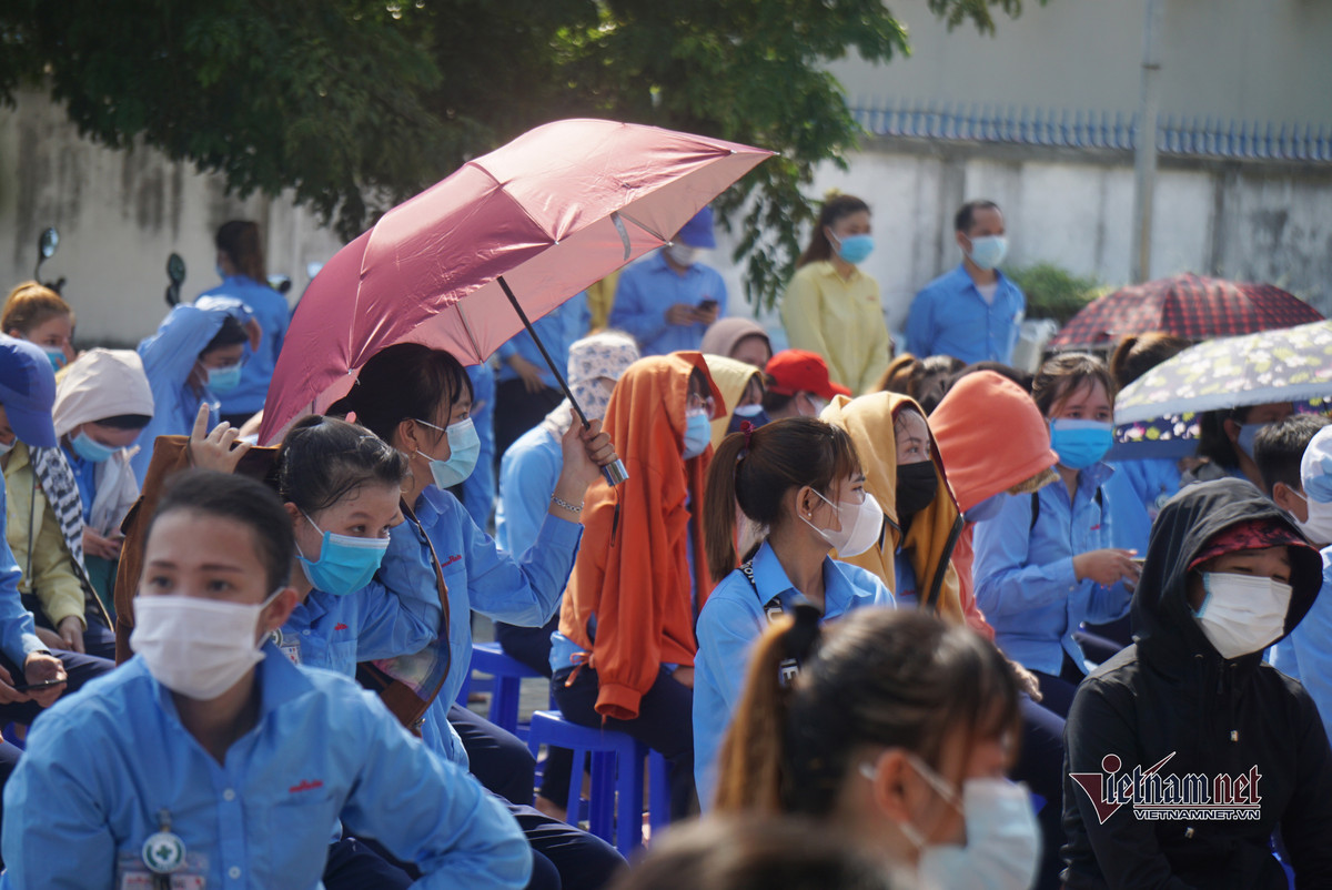 Tuy nhiên, trong buổi sáng 15/7, các công nhân được hướng dẫn xếp hàng chờ đến lượt lấy mẫu trong điều kiện thời tiết nắng nóng nên đã có công nhân bị ngất xỉu. (Nhiều người mang theo dù, dùng tạm tấm bìa giấy để che nắng)