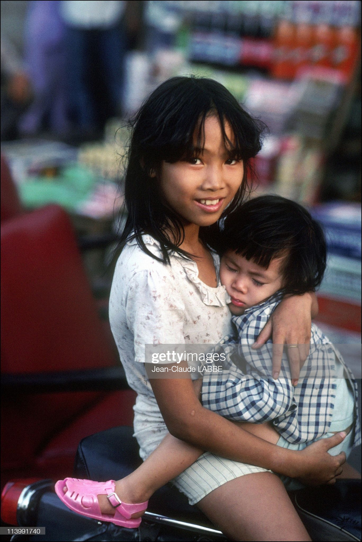 Hai bé gái trên vỉa hè, năm 1991.