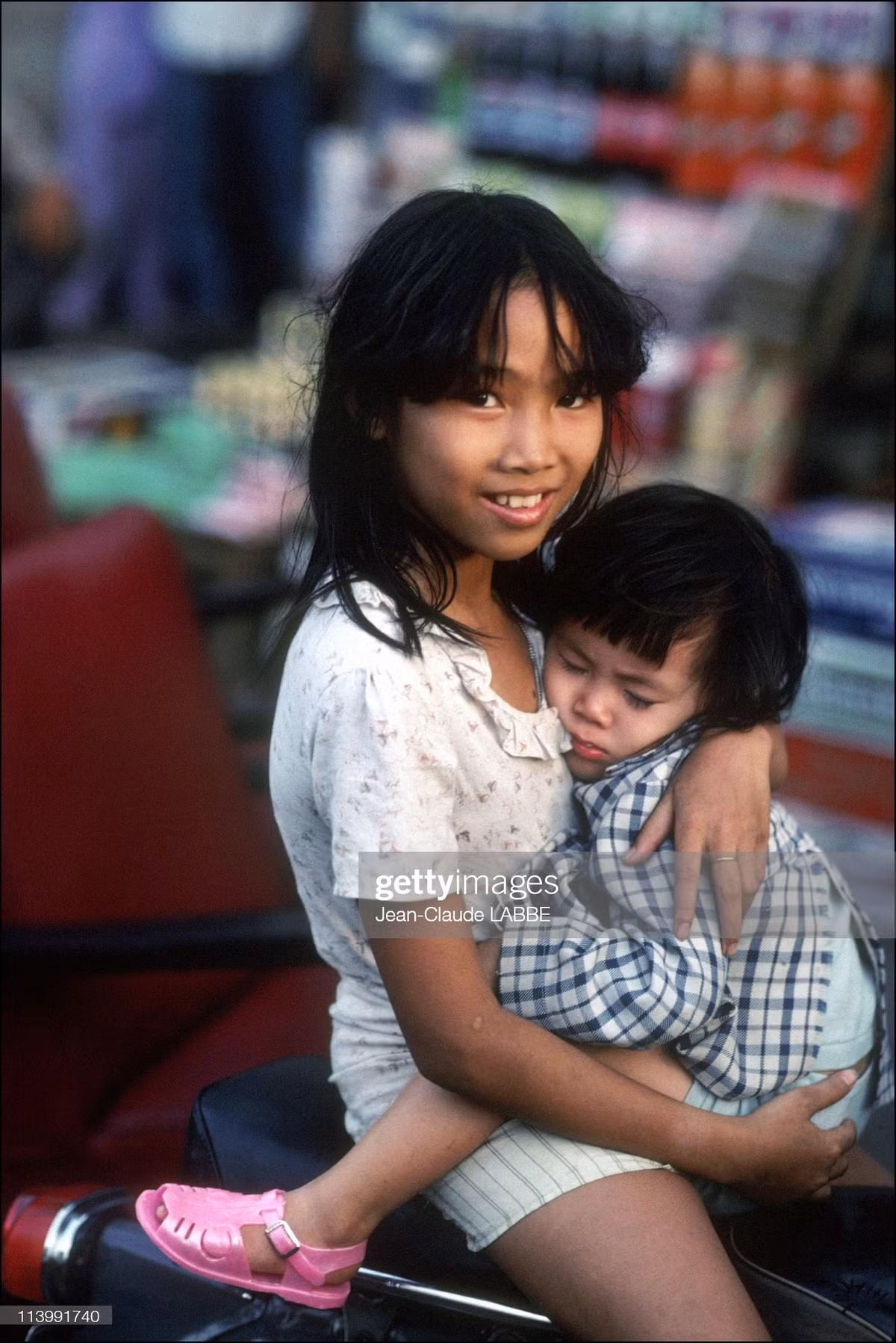 Hai bé gái trên vỉa hè, năm 1991.