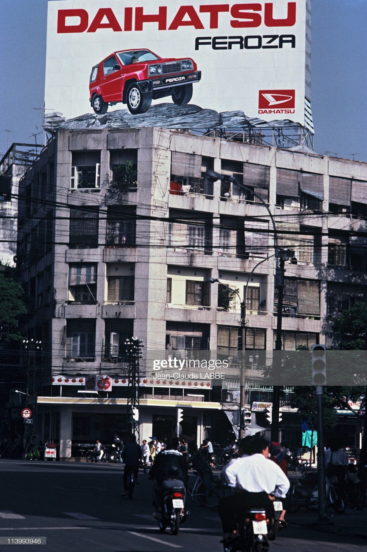 Pa-nô quảng cáo xe hơi Daihatsu được đặt trên một tòa nhà cũ ở đường Lê Lợi, năm 1994.