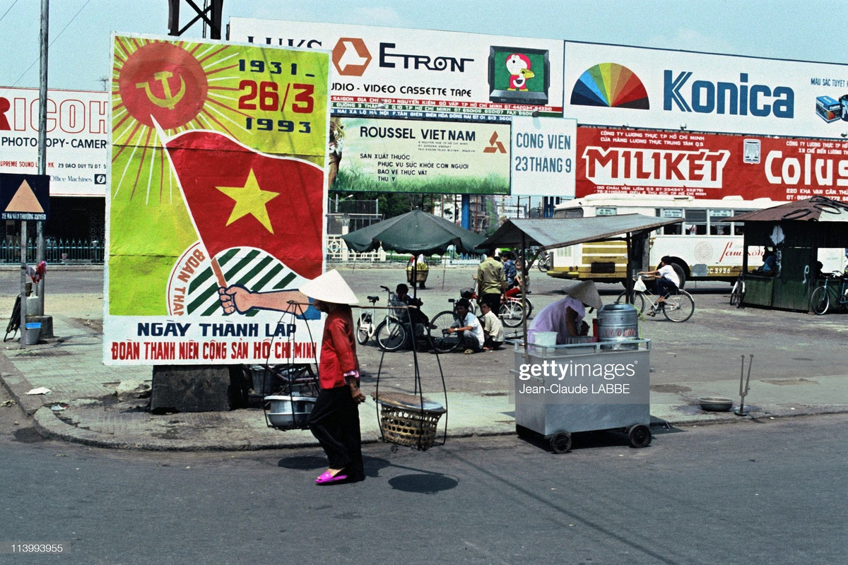 Tranh cổ động và pa-nô quảng cáo tại khu vực công viên 23 Tháng 9, trung tâm TP. HCM, năm 1994.