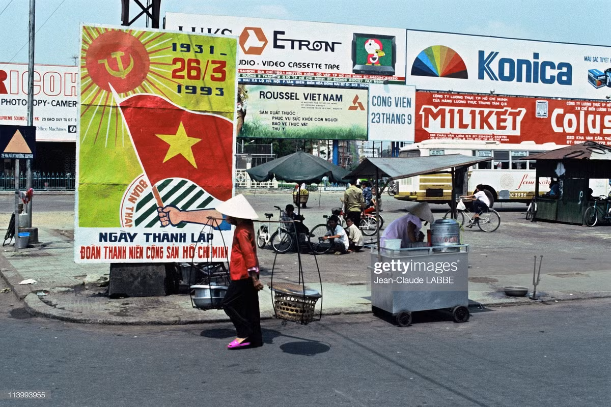 Tranh cổ động và pa-nô quảng cáo tại khu vực công viên 23 Tháng 9, trung tâm TP. HCM, năm 1994.