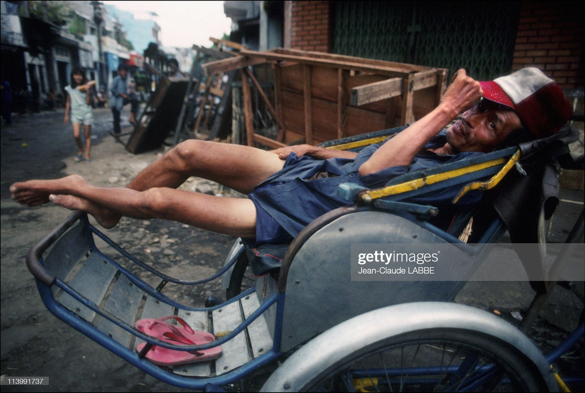 Một người lái xích lô chờ khách, năm 1991.