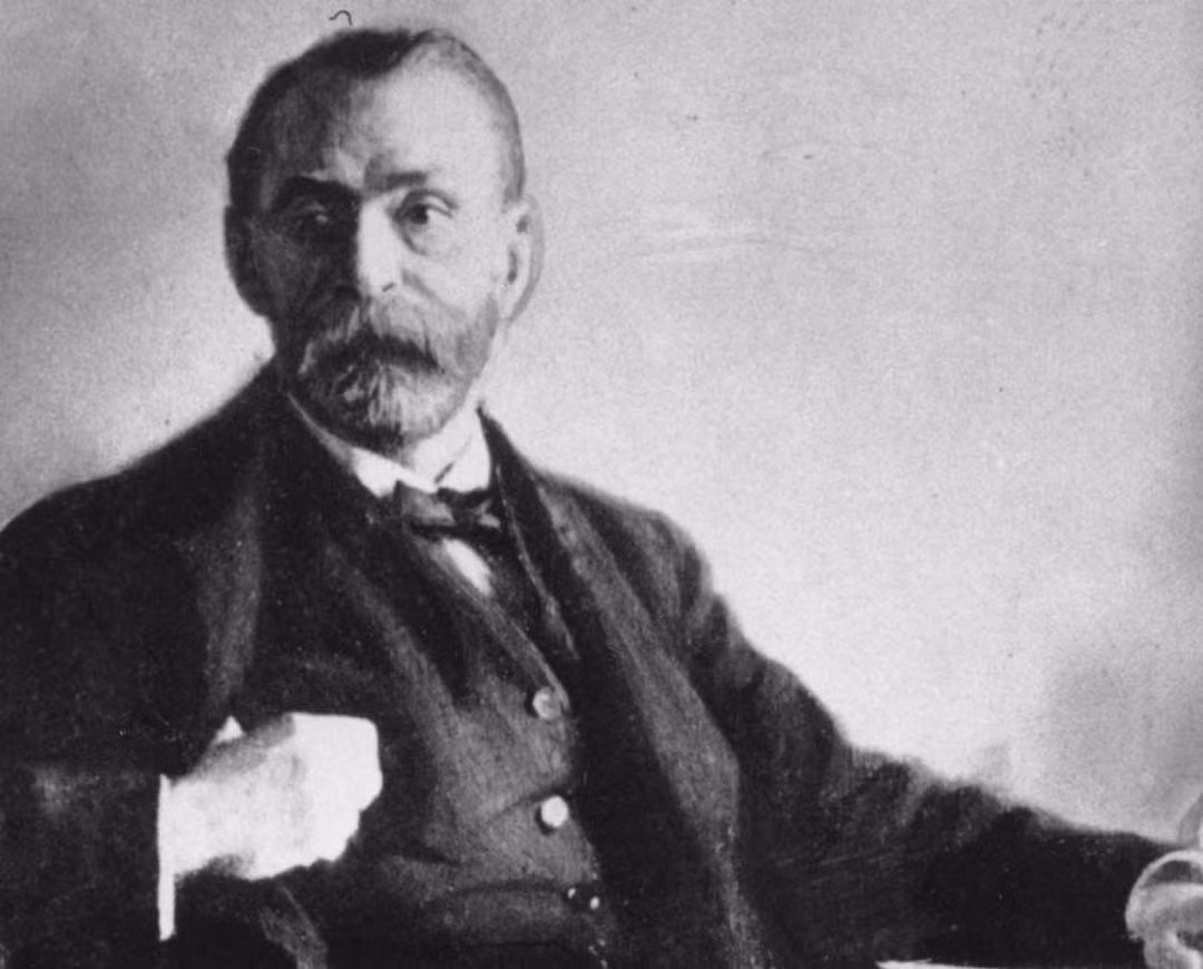 Trở lại Thụy Điển, Nobel dành hết tâm huyết cho chất nổ. Do em trai là Emil đã chết trong một vụ nổ nitro-glycerine trong quá trình nghiên cứu của mình, Nobel đã hối hận và trở nên đặc biệt quan tâm đến việc sản xuất và sử dụng an toàn nitro-glycerine, một chất nổ có tính chất ít ổn định.