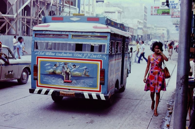 Những chiếc xe buýt loại nhỏ được trang trí bắt mắt là hình ảnh đặc trưng ở thủ đô của quốc gia vùng Caribe này.