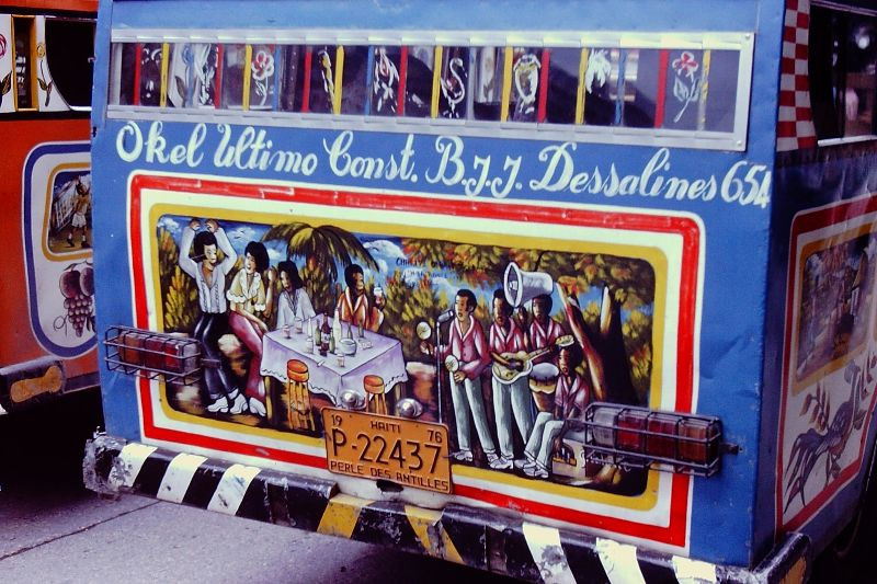 Cận cảnh bức tranh sinh động được vẽ phía sau một chiếc xe.